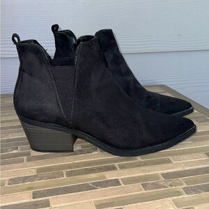 Universal Thread Black Ankle Boot